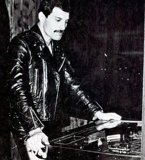 Freddie Mercury From Queen Plays a game.  Is this the real life? Is this just fantasy? Flipper Pinball, Pinball Art, Queen Movie, Pinball Wizard, King Of Queens, Pinball Machines, Queen Love, This Is Your Life, Queen Freddie Mercury