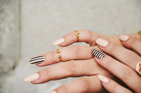 Nude and stripes Nude Manicure, Modern Nail Art, Statement Nail, Confetti Nails, Nude Nail Polish, Great Nails, Neutral Nails, Fabulous Nails, Accent Nails