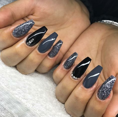 Glitter Toe Nails, Grey Nail Designs, Pedicure Nail Designs, Pretty Toe Nails, Silver Nail, Gray Nails, Ideas Nails, Nail Designs Glitter, Dipped Nails