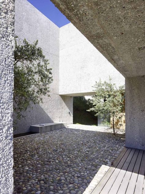 House in Brissago / Wespi de Meuron Romeo architects - Photo © Hannes Henz Architecture Courtyard, Concrete Walls, Concrete House, Patio Interior, Architect House, Traditional Architecture, Contemporary Architecture, Patio Design, Landscape Architecture