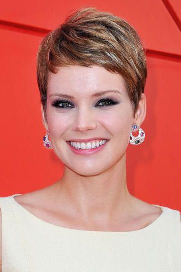 Andrea Osvart, Hair With Blonde Highlights, Brunette Pixie, Subtle Blonde Highlights, Brown Hair Looks, Short Brown Hair, Brown Hair With Blonde Highlights, Venice Film Festival, Very Short Hair