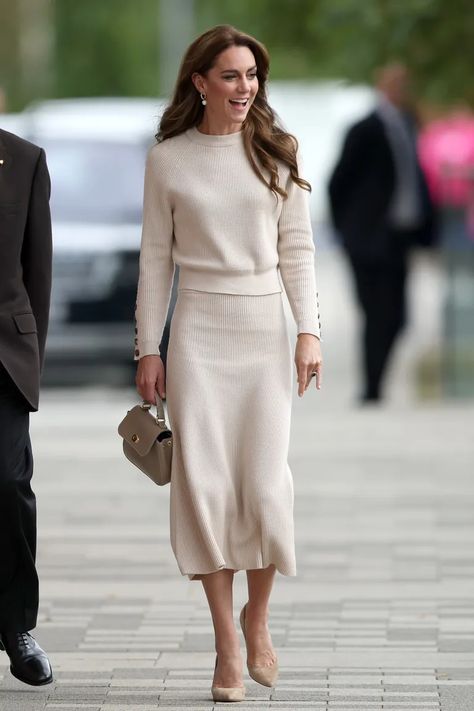 Kate Middleton Just Wore a Knitted Skirt Set From Sézane | Who What Wear Knit Set Outfit, Knitted Skirt Set, Moda Kate Middleton, Kate Middleton Skirt, Knit Skirt Outfit, Skirt Set Outfit, Kate Middleton Style Outfits, Nottingham Trent University, French Outfit