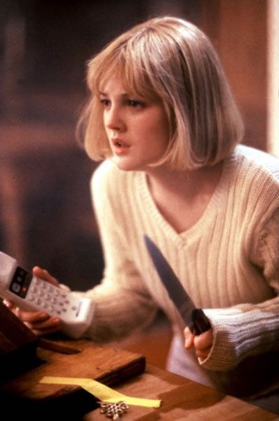 Scream Casey costume, tan sweater, jeans, old phone, blonde bob ... Drew Barrymore Scream, Drew Barrymore 90s, Scream Costume, The Babadook, Scream 1996, Scream 1, Scream Franchise, Blonde Bob Wig, Mia Farrow