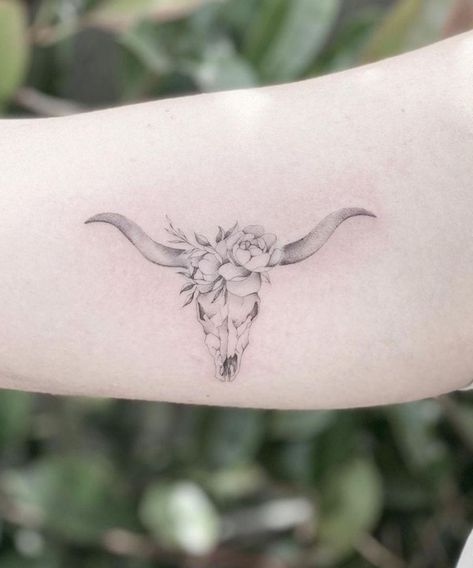 Long Horn Tattoo For Women, Longhorn Skull Drawing, Longhorn Skull Tattoo, Longhorn Tattoo, Cow Skull Tattoos, Bull Skull Tattoos, Yellow Rose Tattoos, Longhorn Skull, Wildflower Tattoo