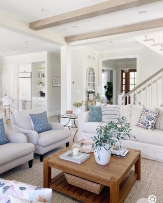 Room Neutral, Living Room Decor Neutral, Open Staircase, Coastal Living Rooms, Trendy Living Rooms, Neutral Rug, Cover Sofa, Rug White, Design Del Prodotto