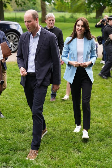 Adorable moment Kate Middleton hugs tearful little girl at Coronation Big Lunch | Daily Mail Online Blue Suit Jacket, Prince And Princess Of Wales, Catherine Middleton, Windsor Castle, William And Kate, Prince William And Kate, Princess Kate, Prince And Princess, Princess Of Wales