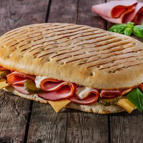 Bbq Ham, Ham Sandwich Recipes, Burger Wrap, Theme Park Ideas, Sandwich Panini, Sandwich Wraps Recipes, Buttery Rolls, Ham Sandwich, Panini Sandwich