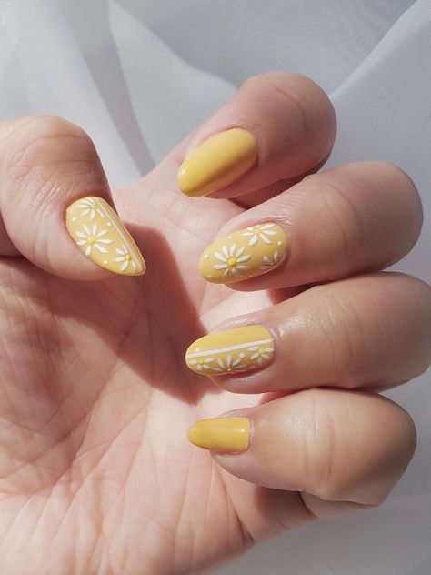 Sun Nails, Trends Nails, Yellow Nail Art, Yellow Nails Design, Boho Nails, Cute Spring Nails, Floral Nail, Glamour Nails, Almond Nails Designs