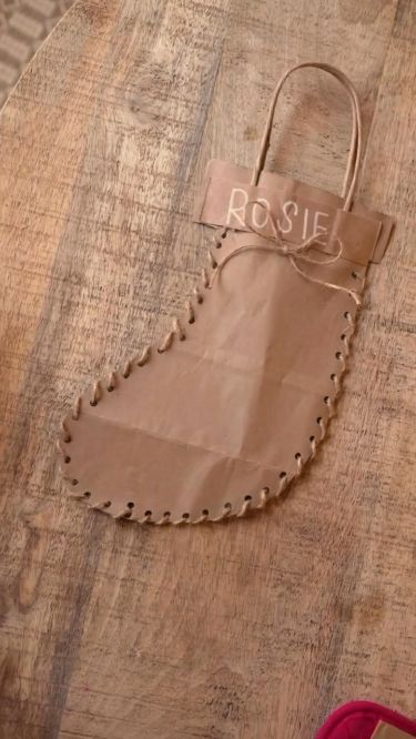 Diy Santa Stocking, Santa Bags Diy, Paper Stocking Decorating Ideas, Brown Paper Bag Christmas Crafts, Brown Paper Bag Decoration Ideas, Stocking Alternative Ideas, Christmas Sacks Diy, Paper Bag Gift Ideas, Paper Bag Christmas Craft