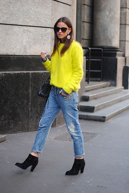 neon yellow sweater with boyfriend jeans and booties // fort & field Yellow Sweater Outfit, Neon Sweater, Bright Outfit, Bright Sweater, Winter Sweater Outfits, Outfits Con Jeans, Bright Outfits, Neon Outfits, Neon Fashion