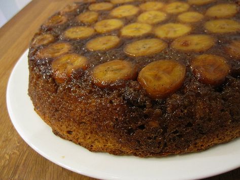 This upside-down Mexican chocolate banana cake is a deliciously twist on the classic dessert. A touch of cinnamon gives it a slightly Mexican twist. Banana Upside Down Cake, Chocolate Banana Cake, Banana Dessert, Pineapple Upside Down Cake, Upside Down Cake, Classic Desserts, Banana Recipes, Banana Cake, Food Cakes