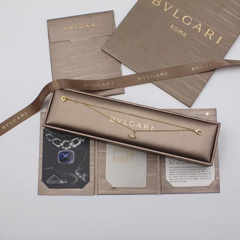 Bulgari Packaging, Luxury Jewelry Packaging, Jewelry Packaging Design, Linen Style Fashion, Jewelry Box Design, Jewelry Product Shots, Jewelry Packaging Box, Bvlgari Jewelry, Embroidery Shoes