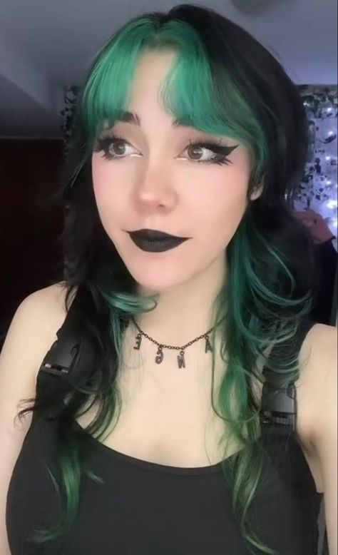 Black Hair Green Bangs, Black Hair Green Highlights, Green Streaks In Hair, Dark Green And Black Hair, Hair Dye Ideas Green, Black Hair With Green Highlights, Black Green Hair, Green Black Hair, Hairdye Ideas