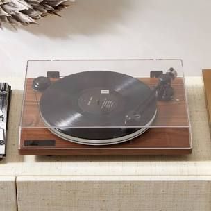 Vynal Record Player, Turntable Setup Ideas, Vinyl Record Player Setup, Vinyl Player Aesthetic, Mcm Library, Record Player Living Room, Record Player Setup Living Rooms, Turntable Aesthetic, Vinyl Player Setup