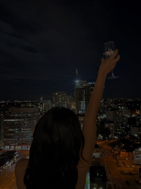 Night Balcony, Wine Birthday, Birthday Shots, City Shoot, Golden City, Cute Birthday Outfits, Girl Lifestyle, Night Pictures, Birthday Wine