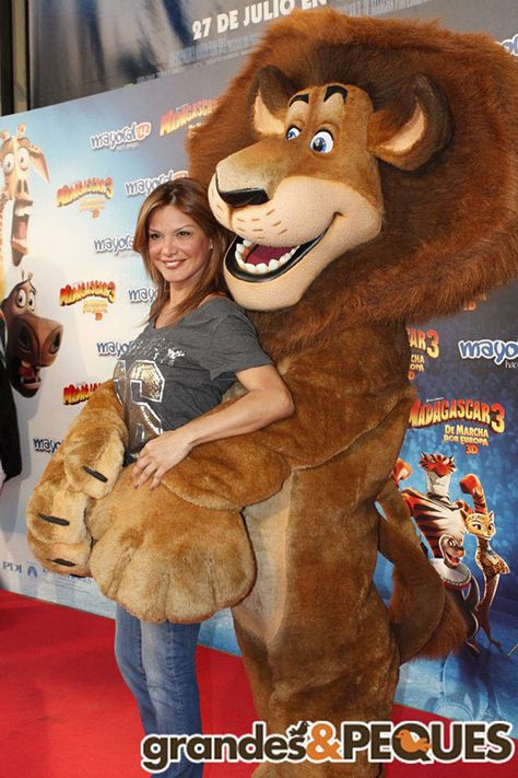 #IvonneReyes junto a Álex, el León. Presentación de #Madagascar3 en Callao. #Grandesypeques  http://grandesypeques.com/index.php/actualidad-y-noticias/221-presentacion-de-madagascar-3-en-callao Madagascar Movie, Disney Character, Arte Animal, Character Costumes, Mascot Costumes, Madagascar, Dreamworks, Lion, Disney Characters