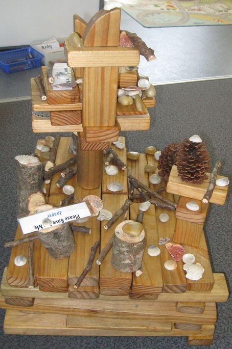 Add nature items to block center #blockplay #blocks #woodblocks #preschool #kidsactivities Block Center Preschool, Reggio Children, Blocks Preschool, Reggio Inspired Classrooms, Construction Play, Reggio Classroom, Block Center, Block Play, Tree Study