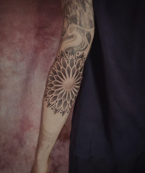 Elbow Tattoo Stencil, Mandala Tattoo Elbow, Mandala Elbow Tattoo, Elbow Mandala Tattoo, Mandala Elbow, Elbow Tattoo Ideas, Jay Alvarez, Tattoo Elbow, Half Mandala Tattoo