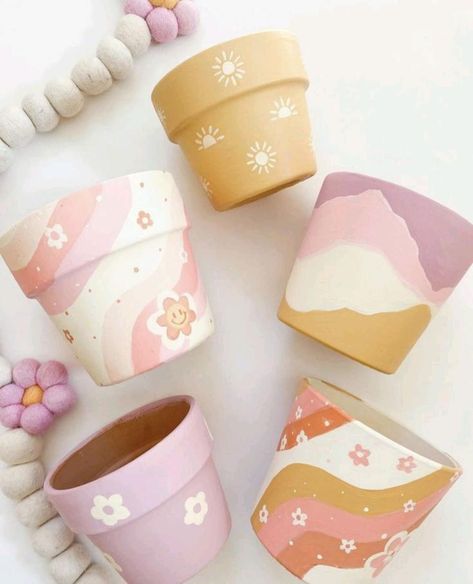 Birthday Pottery Painting Ideas, Aesthetic Plant Pot Painting, Pottery Painting Flower Pot, Painted Flower Pot Ideas, Pottery Painting Plant Pot, Flower Pots Aesthetic, Painted Clay Pots Ideas, Plant Pot Painting Ideas Aesthetic, Plant Pot Painting Ideas