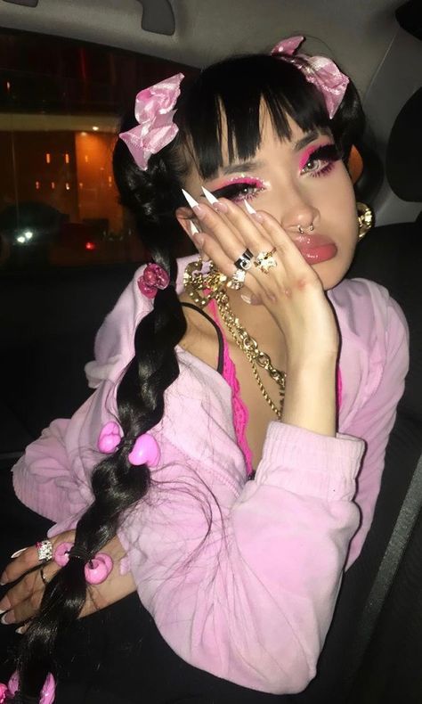 Babispit Makeup, Emo Barbie Aesthetic, Pink Edgy Aesthetic, Pink And Black Aesthetic Outfit, Edgy Pink Aesthetic, Pink Grunge Makeup, Pink And Black Makeup Looks, Bimbocore Makeup, Y2k Pink Grunge