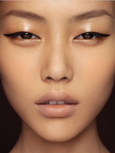 Makeup inspiration from the runways and editorials to real life :: THEKLOG.CO :: K-beauty, skin care, makeup, fashion, lifestyle, trends, and more! Glossy Lids, Her Eyes, Eyeliner, Editorial, Make Up, Makeup