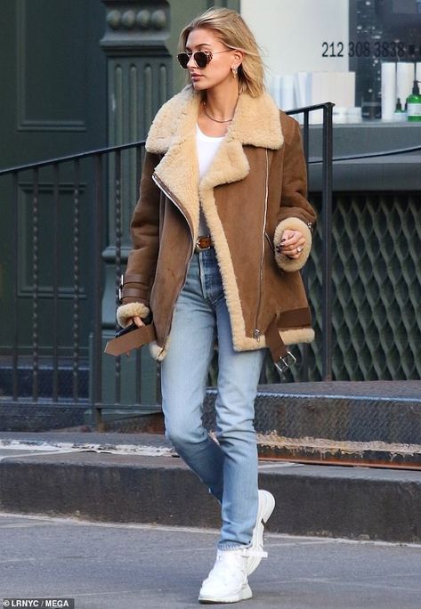 On the move: The Instagram superstar cinched a belt around her enviably trim waistline, ac... #haileybaldwin Winter Mode Outfits, Hailey Bieber Style, Hailey Baldwin Style, Looks Street Style, Hailey Baldwin, Sarah Jessica Parker, Brown Coat, Dakota Johnson, Mode Vintage