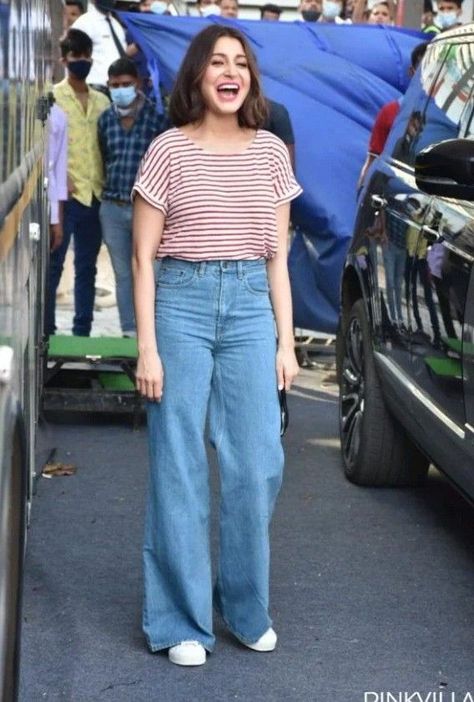 Baggy Jeans Outfit Indian, Jeans Plazo With Top, Tshirt And High Waisted Jeans Outfit, Tops With Straight Jeans, Tops For Baggy Jeans Women, Outfits With Blue Wide Leg Jeans, Baggy Jeans Outfit For Women, Kurta With Baggy Jeans, Wide Leg Jeans With Kurti