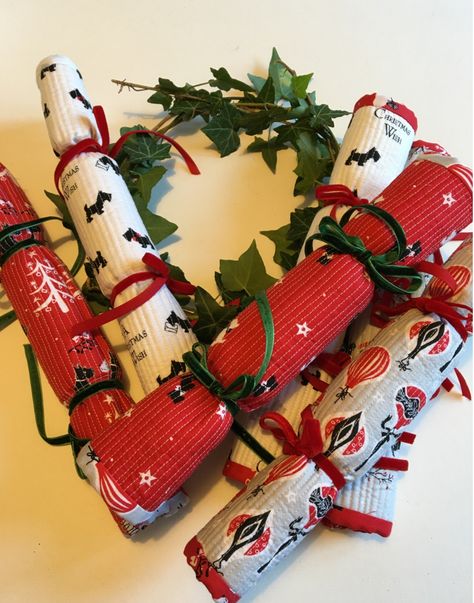 Reusable Fabric Christmas Crackers, Material Christmas Crackers, Fabric Crackers Diy, Reusable Christmas Crackers, Fabric Christmas Crackers, Homemade Christmas Crackers, Diy Crackers, Diy Christmas Crackers, Christmas Decs