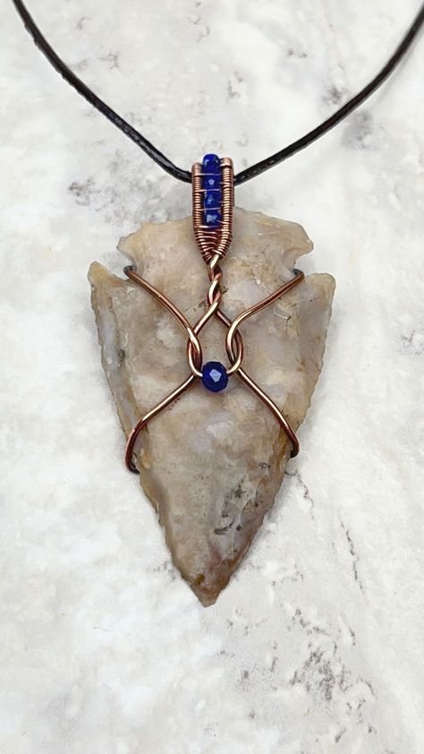 🌿 Immerse yourself in artisanal craftsmanship with our copper wire-wrapped arrowhead pendant! Each piece exudes rustic charm and features faceted beads, complemented by an adjustable leather necklace for a personalized touch. Explore now! #HandmadeJewelry #ArtisanCrafts #NatureInspired Wire Wrapping Arrowheads, Diy Arrowhead, Wrapped Arrowhead, Wire Wrapped Arrowhead, Wire Charms, Arrowhead Jewelry, Jean Jewelry, Arrowheads Jewelry, Arrowhead Pendant