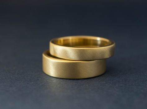 Wedding Bread, Wedding Rings For Couples, Gold Wedding Band Set, Couple Rings Gold, Wide Gold Ring, Minimalist Wedding Rings, Bands Rings, Rings For Couples, His And Hers Rings