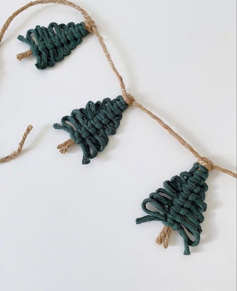 Macrame Tree Garland Diy, Macrame Lollipop, Trending Macrame, Macrame Nativity, Crafts With Ribbon, Macrame Christmas Garland, Macrame Holiday, Treating Myself, Macrame Crafts