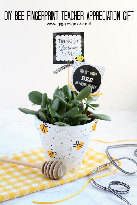 Celebrate Teacher Appreciation Week with a handmade Bee Fingerprint Teacher Appreciation Gift and add a cute free printable tag. Bee Fingerprint, Quick Projects, Teacher Appreciation Printables, Simple Projects, Teachers Diy, Work Diy, Diy Teacher Gifts, Teacher Appreciation Gift, Teacher Appreciation Week