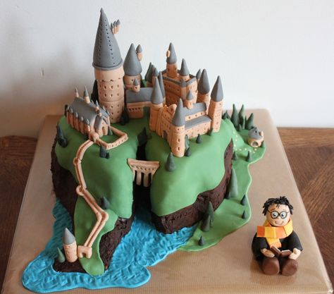 Harry Potter - Hogwarts Castle Hogwarts School of Witchcraft and Wizardry Harry Potter Castle Cake, Hp Cakes, Hogwarts Cake, Hp Cake, Hari Poter, Tort Harry Potter, Harry Potter Theme Cake, Gateau Harry Potter, Harry Potter Dragon