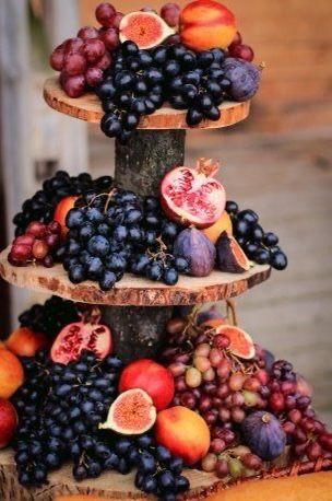 Deco Fruit, Brunch Decor, Deco Champetre, Fruit Display, Dark Wedding, Outdoor Food, Food Table, Snacks Für Party, Tiered Trays