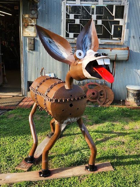 Welding Crafts Junk Art, Metal Animal Sculptures, Recycled Yard Art, Junk Metal Art, Metal Cow, Welding Crafts, Metal Ideas, Metal Sculptures Garden, Recycled Metal Art