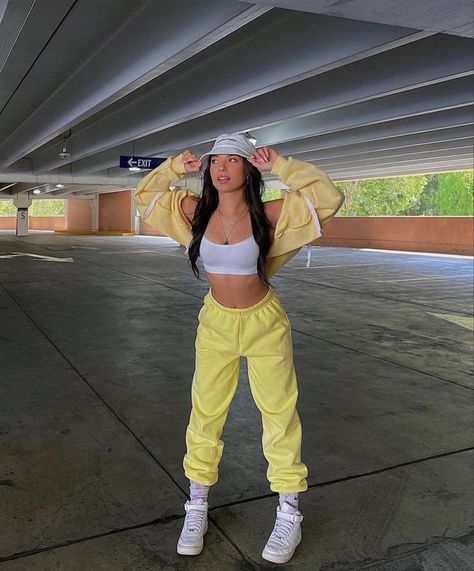 Yellow Monochrome Outfit, Yellow Jeans Outfit, White Outfit Casual, Sports Day Outfit, Bougie Outfits, Outfit Campus, Yellow Streetwear, Sweats Outfit, Yellow Jeans