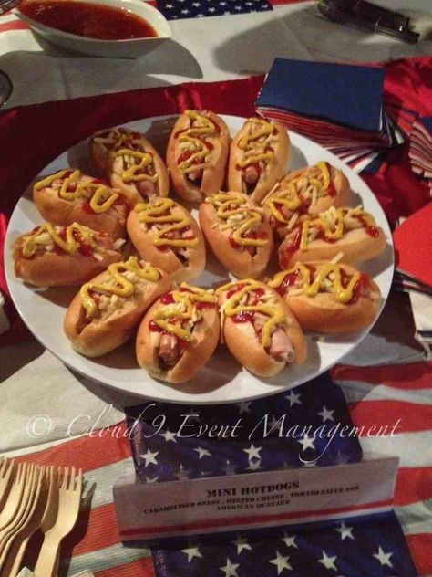 Mini American style hot dogs #catering Hot Dog Buffet, Small Hot Dogs, Paella Party, Hot Dog Party, Mini Hot Dogs, Coachella Party, Catering Ideas, Party Finger Foods, Personal Chef