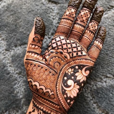 Bridal mehendi done for @gayathri_ganesh_ . Henna cone @hennabydilna Design inspired @hennabydivya ◼️DM for orders ◼️Shipping is… Easy Simple Mehndi Designs, Latest Mehndi Design, Mehndi Designs 2018, Rose Mehndi Designs, Modern Mehndi Designs, Engagement Mehndi Designs, Full Mehndi Designs, Tattoo Hand, Recipes Snacks