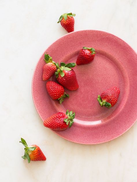 Strawberry Drink Photography, Strawberry Desert Aesthetic, Strawberries Photography, Food Photography Strawberry, Strawberry Photography Aesthetic, Strawberries Cheesecake, Ceramics Photography, Strawberry Bites, Cheesecake Strawberry