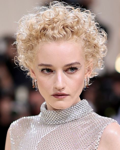 Met Gala 2021: The Best Hair And Make-Up From The Most Fashionable Red Carpet Extremely Curly Hair, Curly Hair Looks, Curled Blonde Hair, Cool Haircuts For Girls, Julia Garner, Short Hair Tomboy, Red Carpet Hair, Blonde Curls, Celebrity Hair