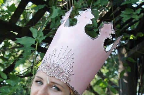 How To Make Glinda The Good Witch Crown, Diy Glinda The Good Witch Crown, Diy Glinda Crown, Diy Glinda The Good Witch Costume, Galinda Costume, Glinda Crown, Glinda The Good Witch Costume, The Good Witch Costume, Cardboard Crown