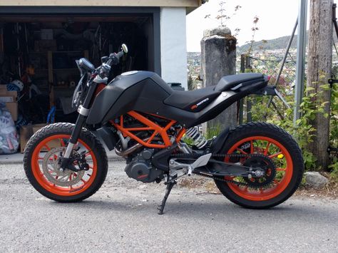 Black wheels or not? - KTM Duke 390 Forum Ktm Duke 200 Modified, Duke 200 Modified, Ktm Cafe Racer, Buell Cafe Racer, Heavy Bikes, Duke Motorcycle, Moto Wallpapers, 390 Duke, Ktm 390