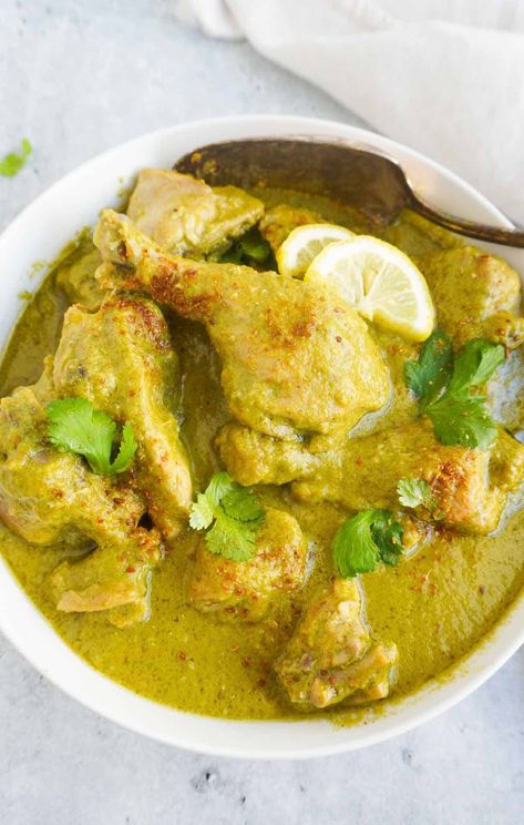 Hariyali Chicken Curry Hariyali Chicken, Chicken Vindaloo, Chicken Skewer Recipe, Masala Sauce, Vindaloo, Chicken Masala, Food Crush, Quick Easy Dinner, Masala Recipe