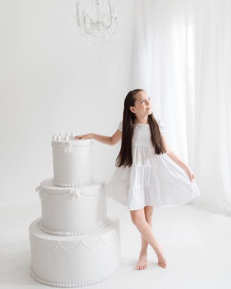 Giant Cake Photoshoot, Backdrop Inspiration, Cake Photoshoot, Pictures Ideas, Birthday Photoshoot, Life Size, Children Photography, Aesthetic Girl, Studio Photography