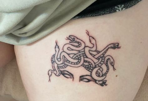 Medusa Tattoo Design, Tattoo Quotes For Women, Inspiration Tattoos, Medusa Tattoo, Dark Arts, Tattoo Videos, Henna Tattoo Designs, Hand Tattoo, Piercing Tattoo