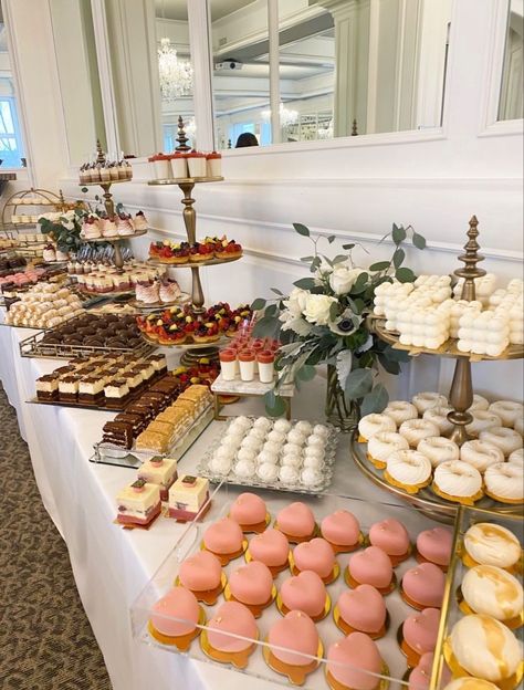 Dessert Table Decorating Ideas, Sweets Buffet Table Ideas, Quince Desserts Table, Debut Dessert Table, Decorating A Dessert Table, Sweet Table Set Up, Buffet Dessert Table Display, Fancy Dessert Table Display, Inexpensive Dessert Table Ideas