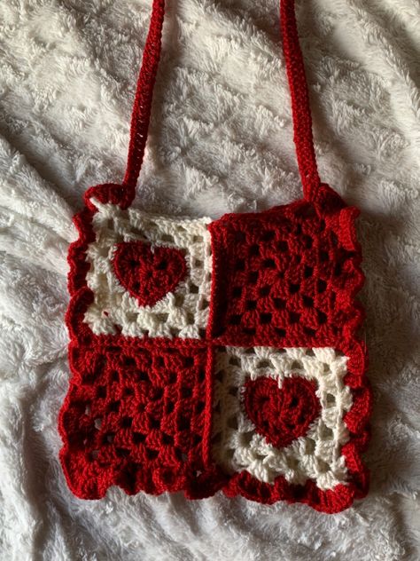 Heart Granny Square Projects, Red And White Crochet Bag, Crochet Purse Granny Square, Mini Granny Square Bag, Granny Square Bag Ideas, Heart Square Crochet Pattern, Heart Tote Bag Crochet, Granny Square Messenger Bag, Heart Granny Square Bag