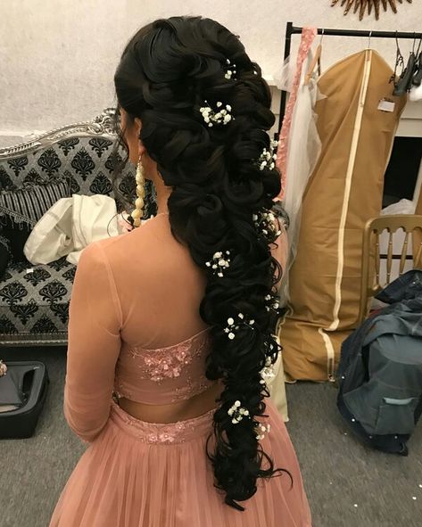 Wedding Braids Hairstyles, Kareena Kapoor Hairstyles, Bohemian Twists, Hair Stail, Mehndi Hairstyles, Loose French Braids, Paul Signac, Elegant Hairstyle, Haldi Outfits