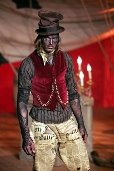 John Galliano Spring/Summer 2005 men's ready-to-wear, 02 July 2004, during Paris fashion week. Circus Fashion Men, Clutter Photography, 2005 Fashion, Peter And The Starcatcher, Circus Outfits, Victorian Men, Halloween Circus, Batman Costumes, Man Dressing Style