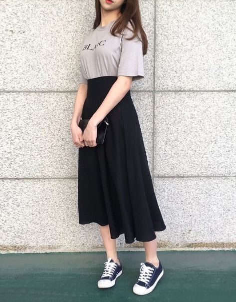 Black Midi Skirt Long Skirt Fashion, Long Skirt Outfits, Trendy Dress Outfits, Elegante Casual, Korean Fashion Women, Korean Girl Fashion, Ulzzang Fashion, Fashion Attire, Black Midi